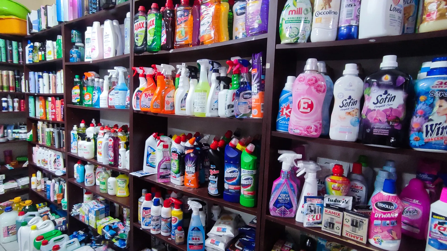 Produkty chemiczne na półce.